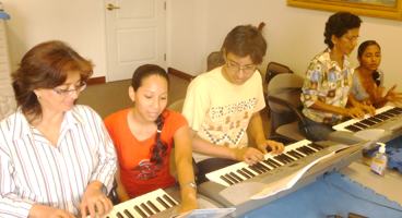 Alumnos y maestros del curso elemental de música